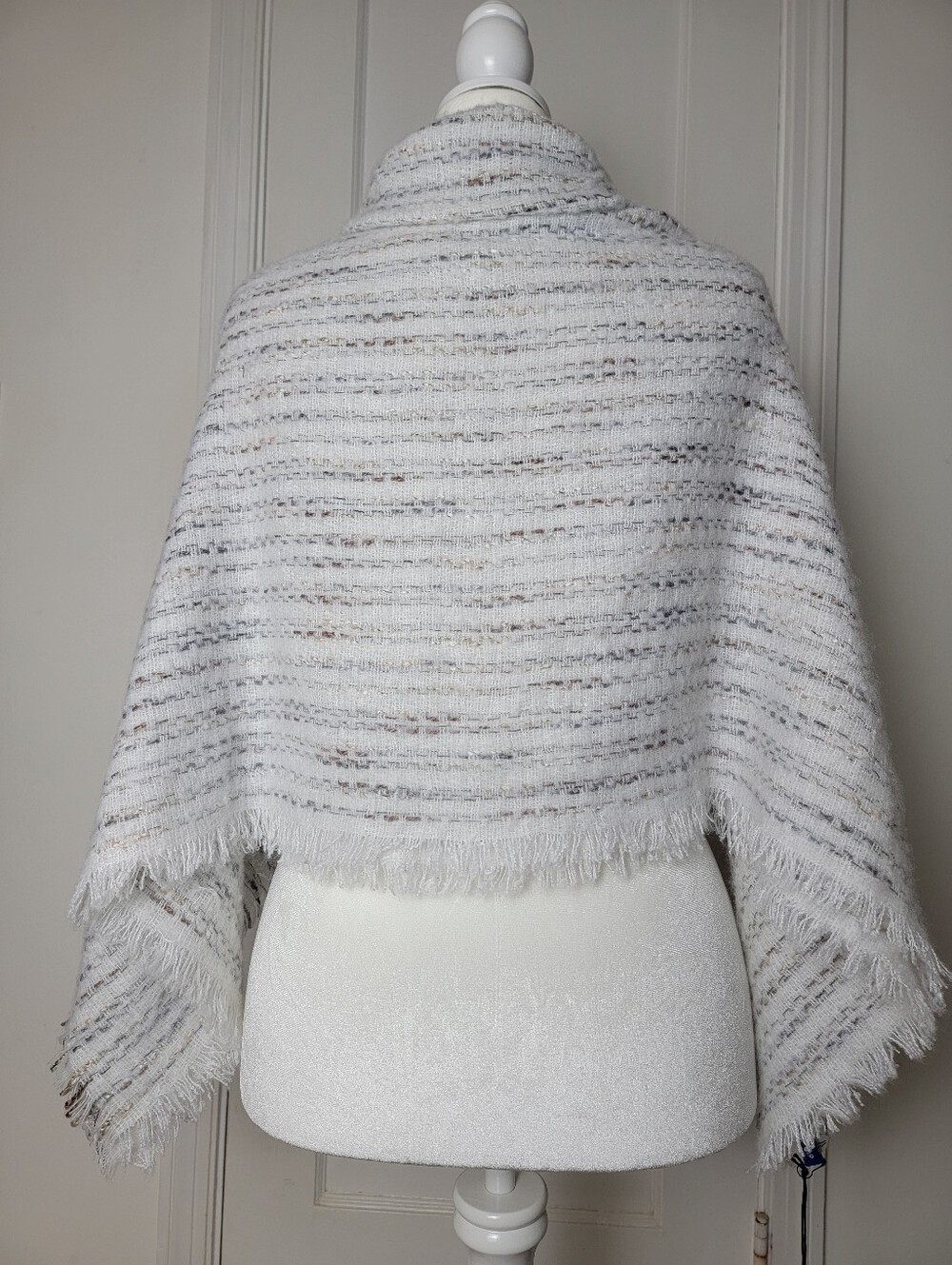 Women’s Apt. 9 Blurred Lines Boucle Shawl/Wrap W/Fringe, New With Flaw - Picture 2 of 5